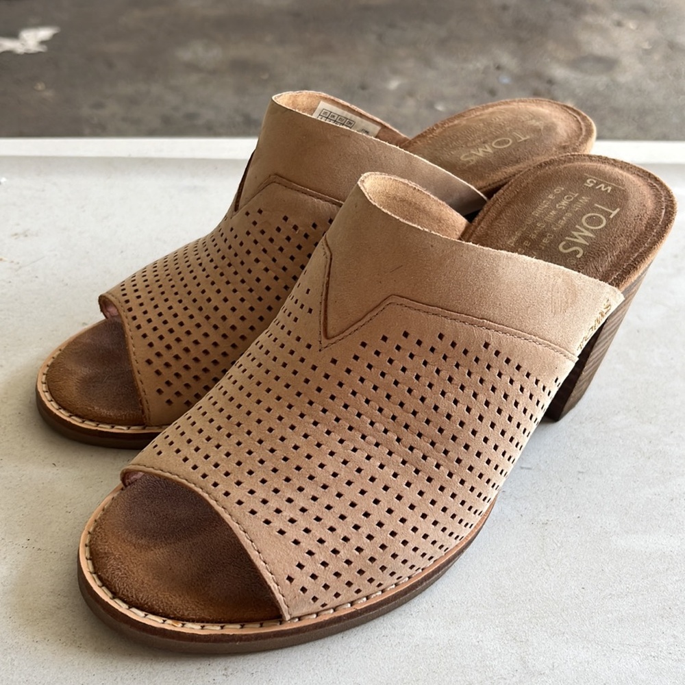 Adorable TOMS leather block heel sandals